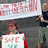 V Praze lidé protestovali proti papežově odsuzování kondomů